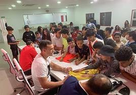 Fernando firma autógrafos a los niños del CEIP La Canal de Vícar.