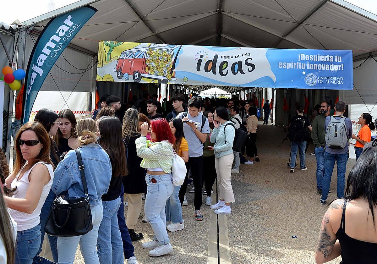 Participantes en la Feria de las Ideas hacen cola para contemplar la oferta de proyectos a concurso.