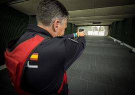 Un instructor de tiro prueba el simulador en Granada