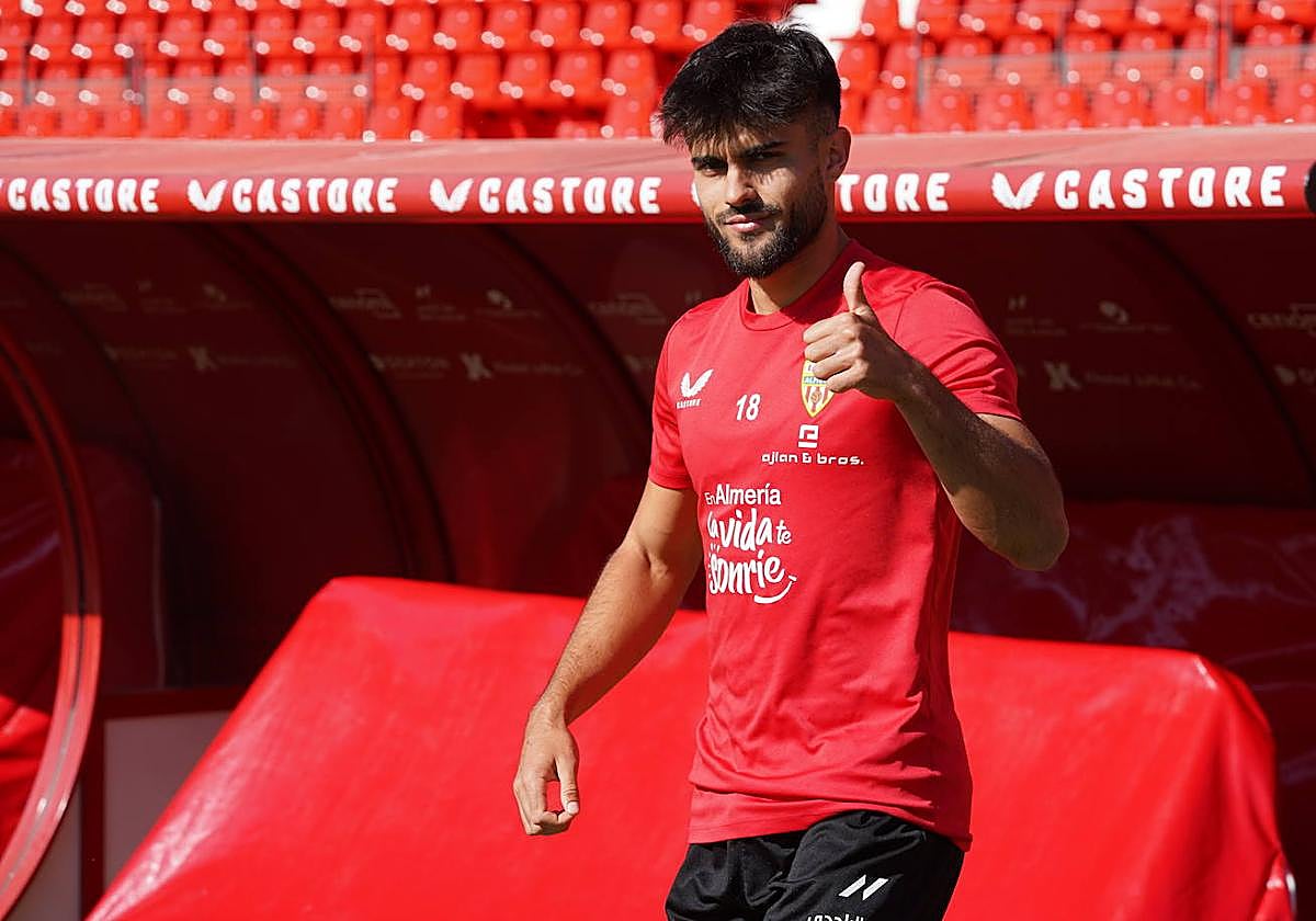 Arnau Puigmal da el 'visto bueno' antes del entrenamiento del jueves.