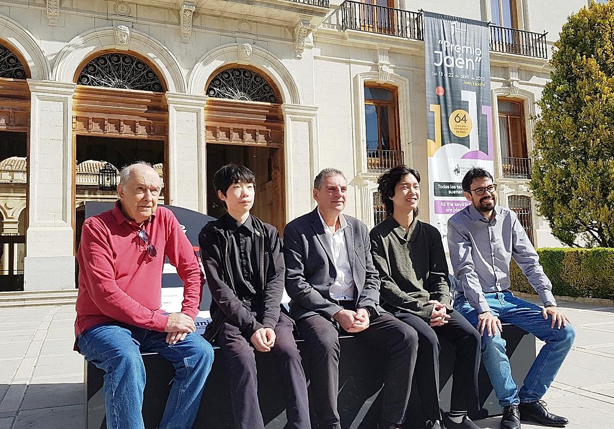 Jinhyung Park (Corea del Sur), Ryusei Horiuchi (Japón) e Ivan Basic (Hungría) junto a Ángel Vera y Albert Attenelle.