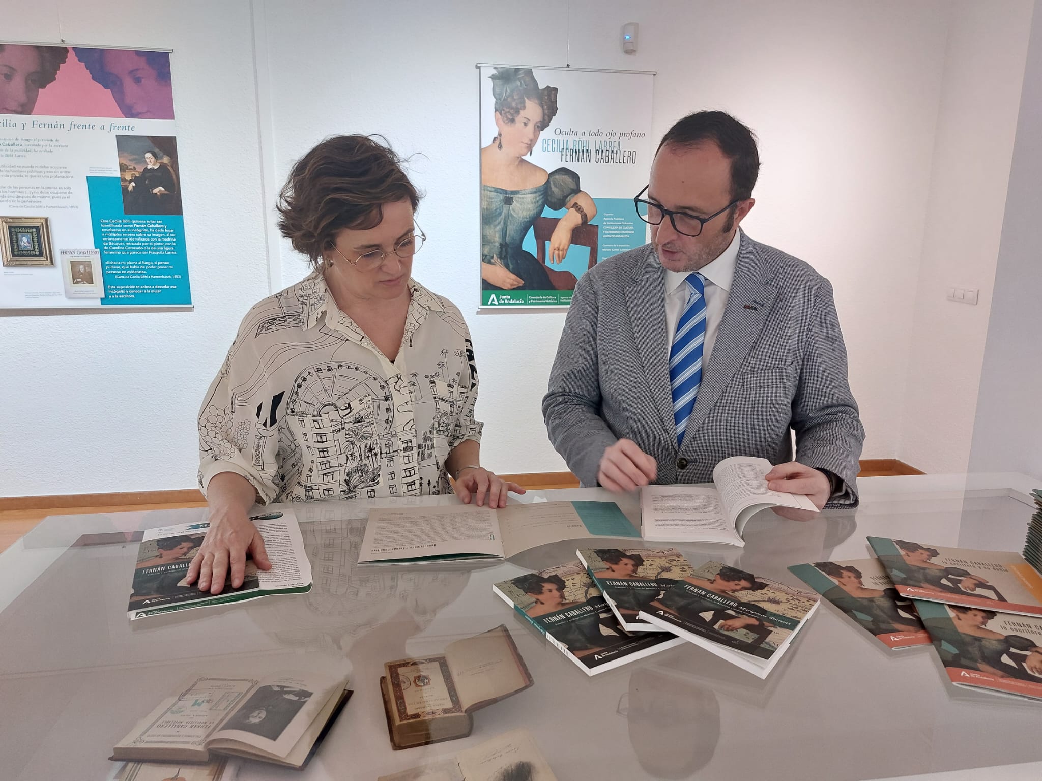 Sobre la mesa una de las firmas notariales de Miguel de Cervantes.