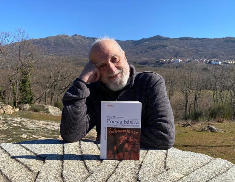 Manolillo Chinato con el libro. R. i.