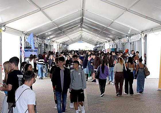 Alumnos recorren el pasillo central de la UAL que alberga los stands de la Feria Aula.
