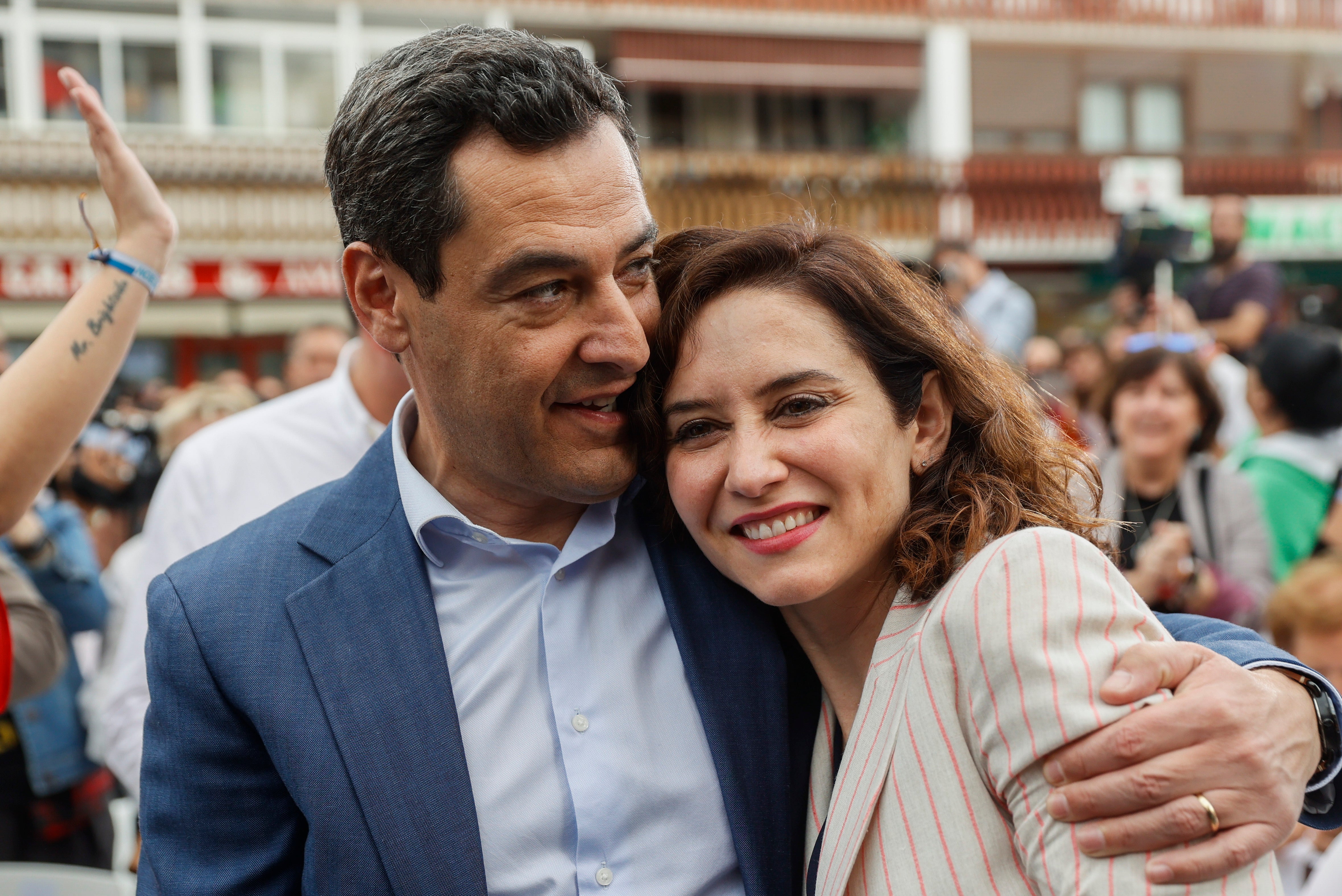 Juanma Moreno e Isabel Díaz Ayuso, en un acto electoral del PP en Fuenlabrada (Madrid).