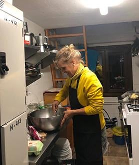 Imagen secundaria 2 - Csilla en el refugio. En la primera imagen, junto a su amiga Lucille Bonne, de Escocia, que la ayudó en el primer fin de semana que trabajó allí.