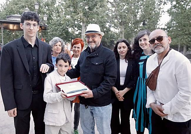 El equipo de la editorial y familiares, tras recoger la distinción.