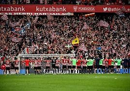 Los jugadores del Athletic celebran la victoria al final del partido ante la Real Sociedad en el estadio de San Mamés.