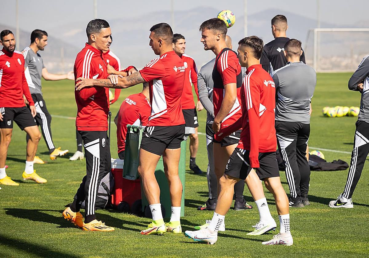 Callejón, Uzuni, Petrovic y Bryan, antes de empezar el entrenamiento.