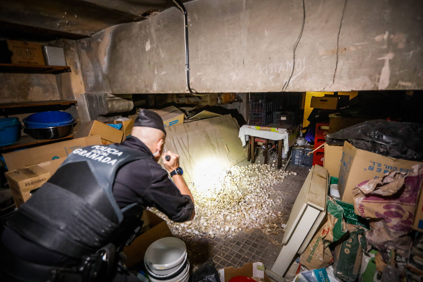 Las imágenes de la Policía en los locales de Granada con comida caducada