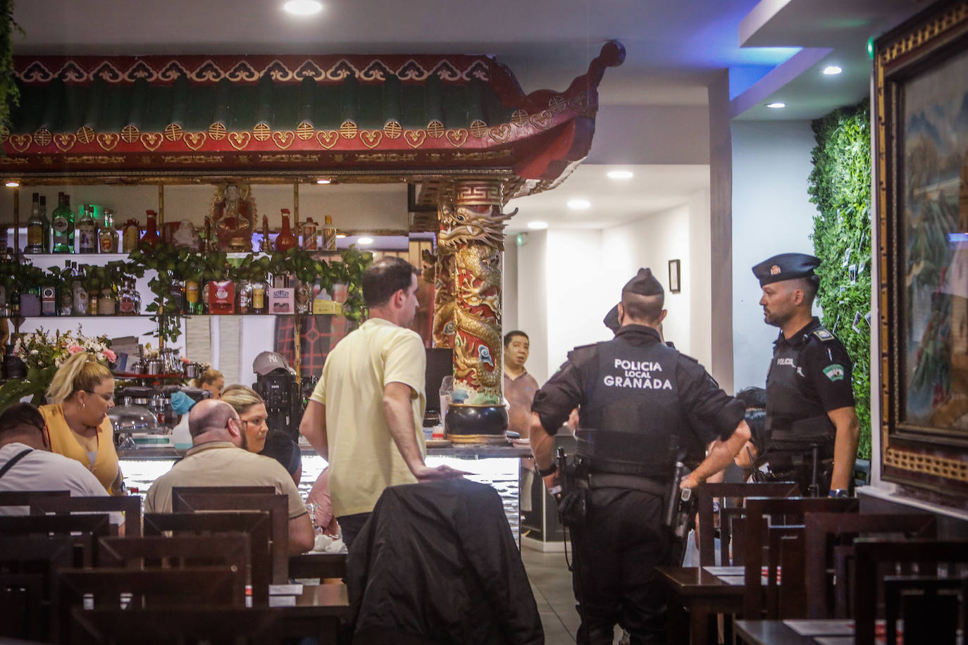 Las imágenes de la Policía en los locales de Granada con comida caducada