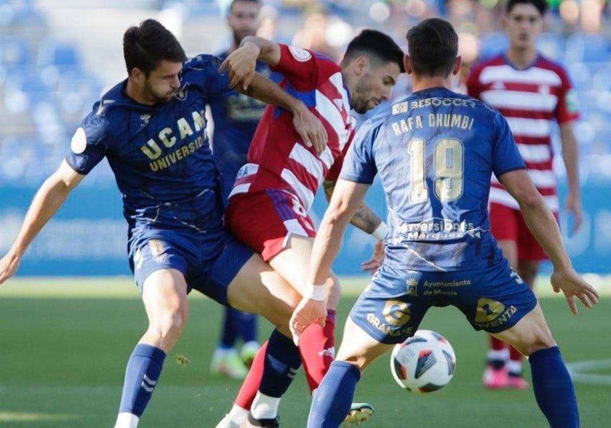 Solar intenta controlar un balón ante dos rivales.