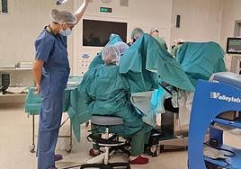 Varias sanitarias atienden un parto en un hospital.