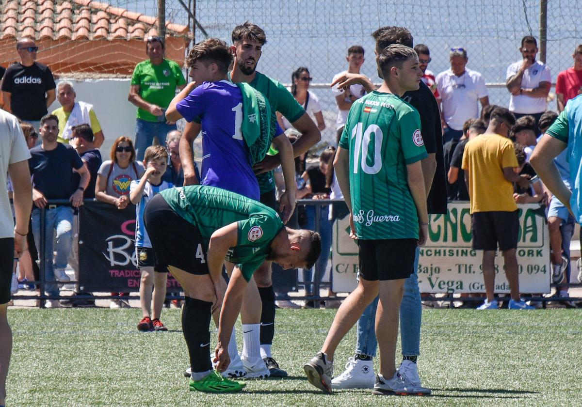 Los jugadores, al final del partido.