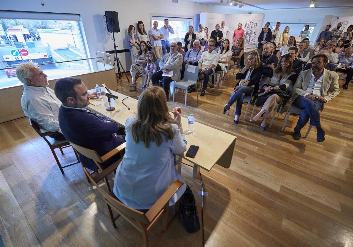 Un momento de la presentación de 'Jazmines torcidos', con Quico Chirino, Juan de Dios Villanueva y la profesora Remedios Sánchez.