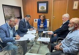Firma del acuerdo entre la Junta y los regantes, el jueves