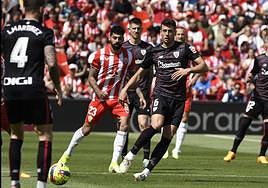 Samú Costa persigue a Vesga con Sancet a sus espaldas.