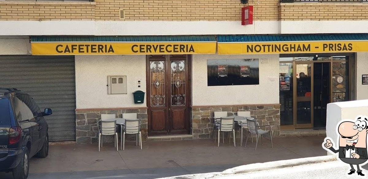 Una cafetería y cervecería con terraza y música en directo. Sorprende al pasar por la carretera de la localidad de Lanjarón sus amplios toldos rotulados con el nombre 'Nottingham Prisas'. El juego de palabras es de lo más jocoso. La localidad inglesa de Nottingham llega a nuestro acervo cultural doblemente. Es donde sucede la gesta de Robin Hood y por su equipo de fútbol, el Nottingham Forest