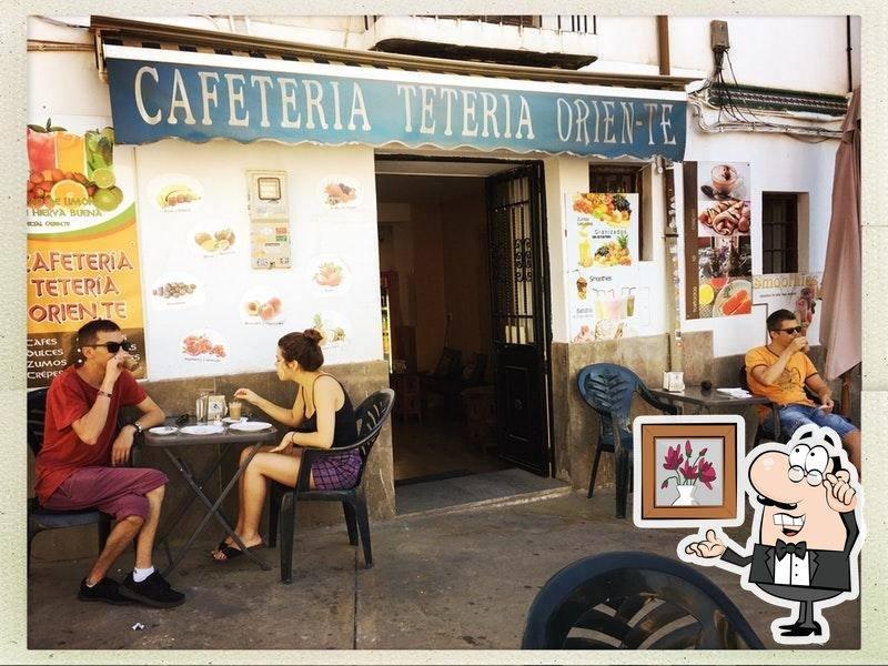 La verdad es que estaba puesto a huevo. 'Tetería Orien-Te', junto al Arco de Elvira. Se utiliza la procedencia de la mítica planta y, simplemente, se separa la tercera sílaba con un guion para que destace la palabra te, que es lo que se vende en este negocio, aunque hay que comentar que la Real Academia de la Lengua dice que debe ser acentuada: té.