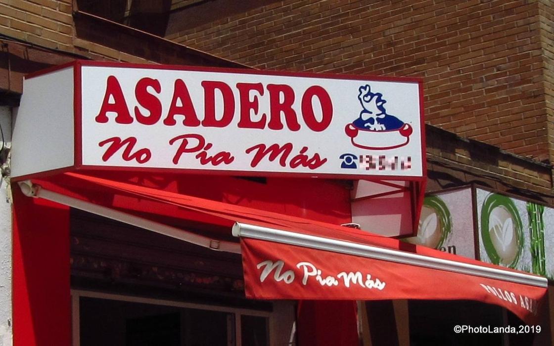 Un enorme letrero en la calle Washington Irving de La Chana informa que estamos ante un asadero de pollos, de esos que salvan la vida un domingo cualquiera a una familia. Con un toque de humor negro, el rótulo está acompañado de un polluelo dentro de la cazuela. Un nombre efectivo, atractivo y llamativo