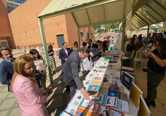 Visita del rector Juan Gómez a la Fiesta del Libro en la Universidad de Jaén.