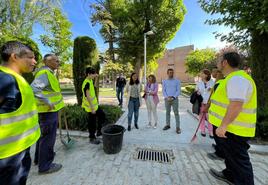 El alcalde de Jaén visitó los trabajos de jardinería en el parque de La Alameda.