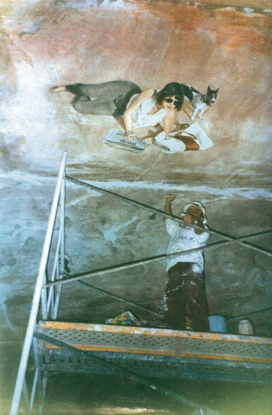 Mural pintado en el techo del edificio Aliatar por Juan Vida en 1992