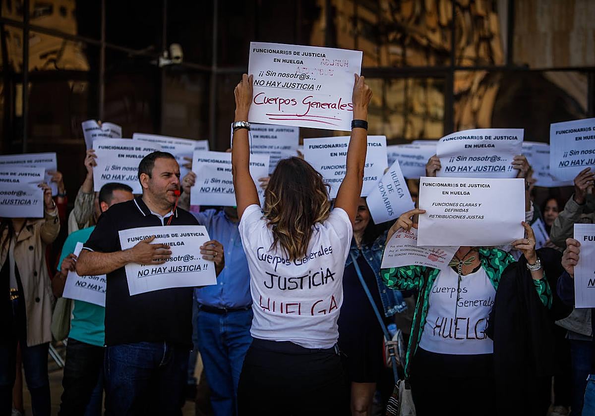Protesta de funcionarios en los juzgados de la Caleta.