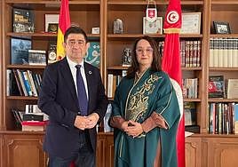 Francisco Reyes, presidente de la Diputación, y la embajadora de Túnez en España, Fatma Omrani.