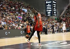 Youssou Ndoye juega al fútbol en el Palacio, que albergará tres de los cinco últimos partidos.