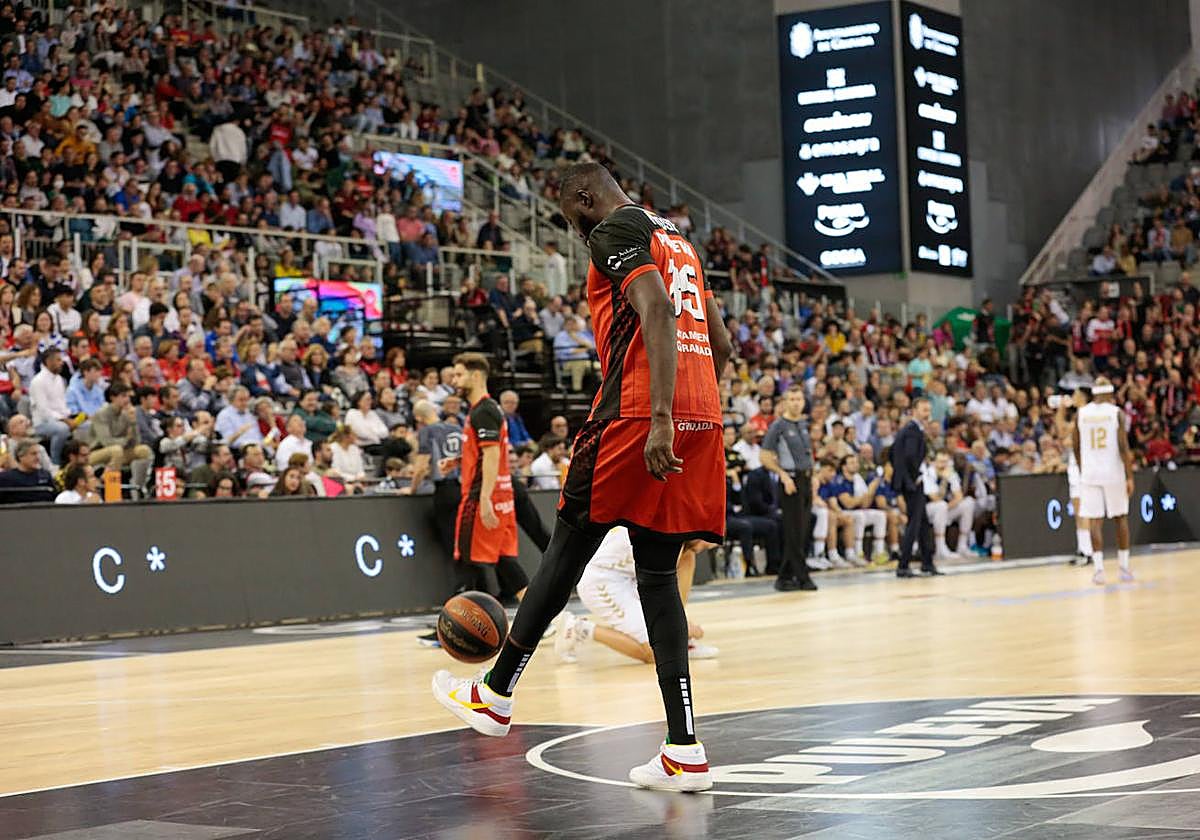 Youssou Ndoye juega al fútbol en el Palacio, que albergará tres de los cinco últimos partidos.