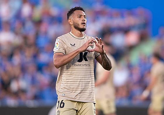 El gladiador Luis Suárez golpea en el Coliseum.