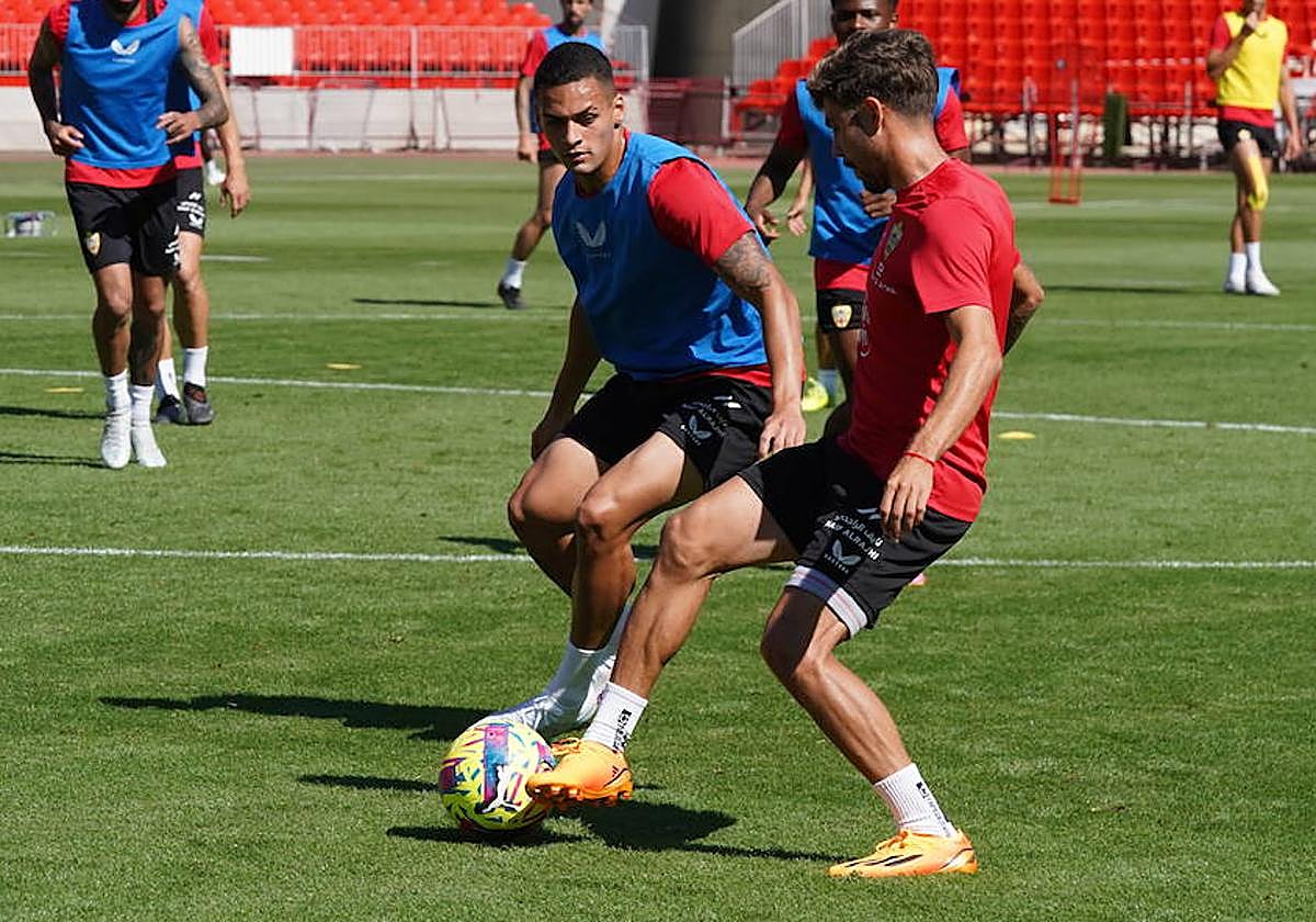 Entre Kaiky y Pozo puede estar el ocupante de la banda derecha.