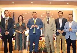 Foto de la familia tras la reunión de los empresarios con el responsable militar y el alcalde de Jaén.