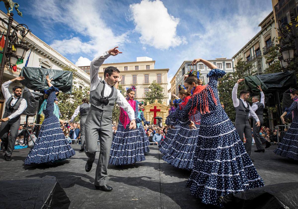 Un grupo baila en la cruz de la Plaza del Carmen, la del Ayuntamiento.