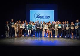Foto de familia de los premiados, en el escenario del Teatro Pablo Neruda de Peligros.