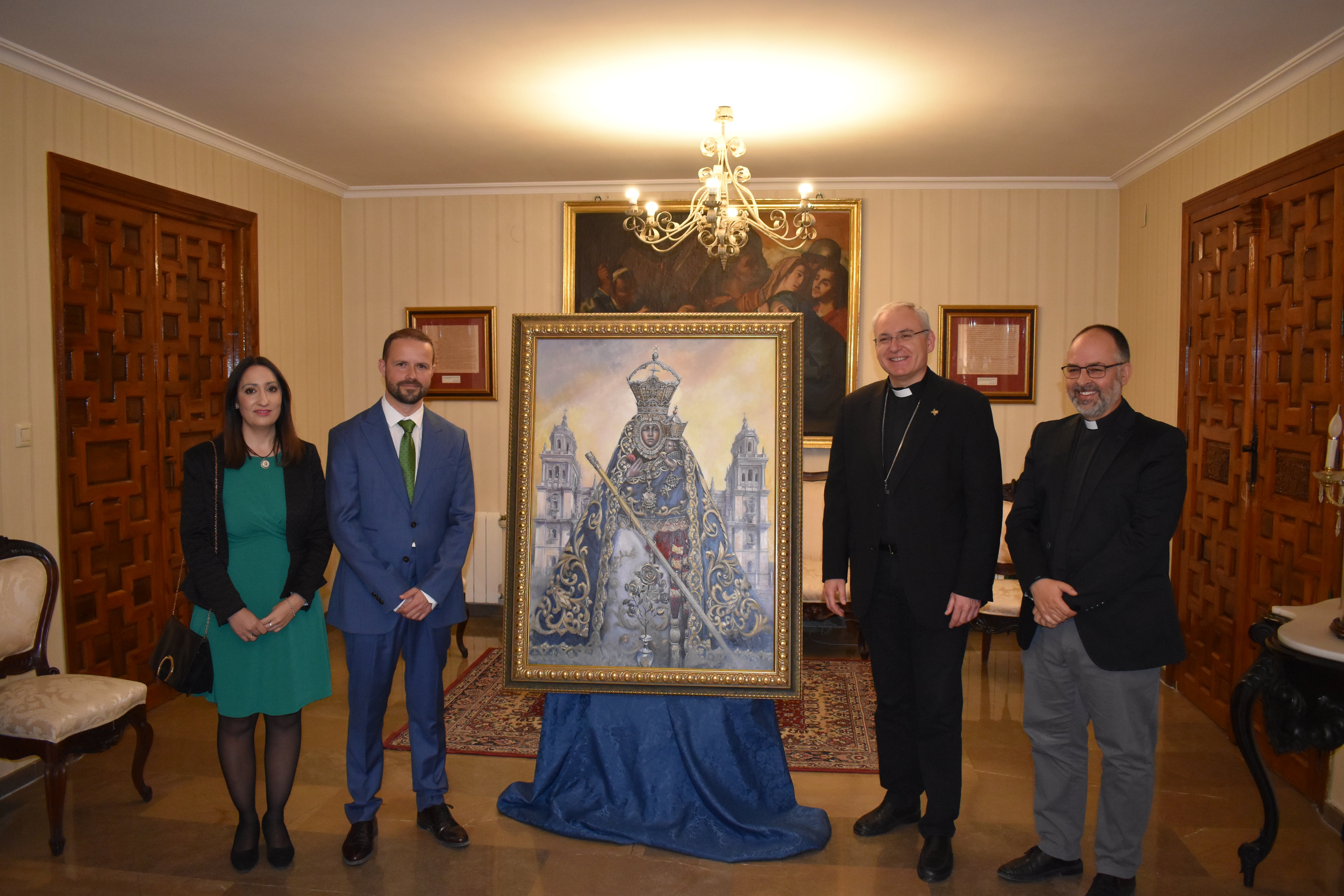 El autor Pedro José López Marcos junto a su obra y el obispo de Jaén.