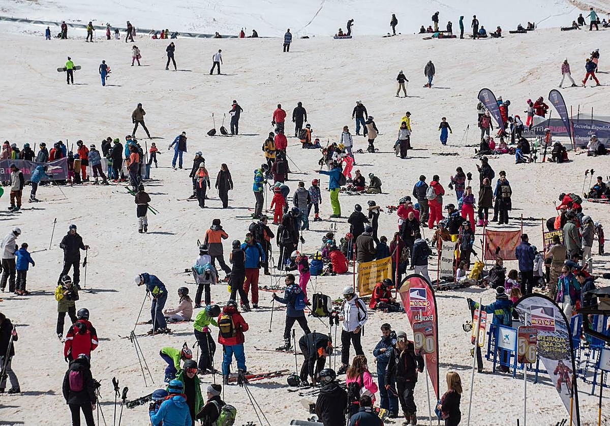 Sierra Nevada llena de esquiadores, al terminar esta temporada.