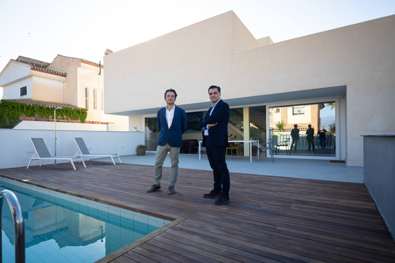 José María y José Miguel, en el exterior de la Casa de Almudena y Paco.