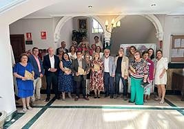 Foto de familia con las entidades y particulares reconocidos por la Federación 'Tres Morillas'