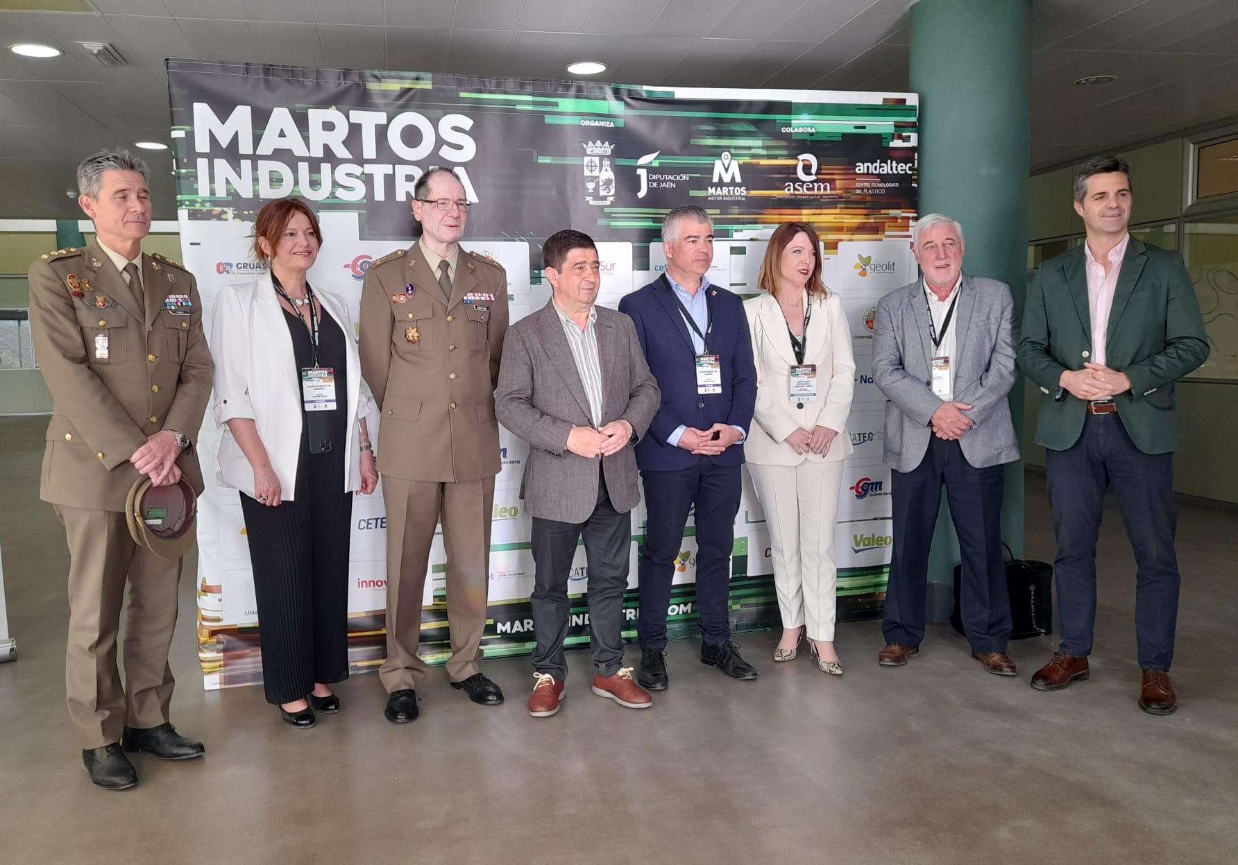 Autoridades y representantes políticos en el inicio de la jornada sobre industria en Martos