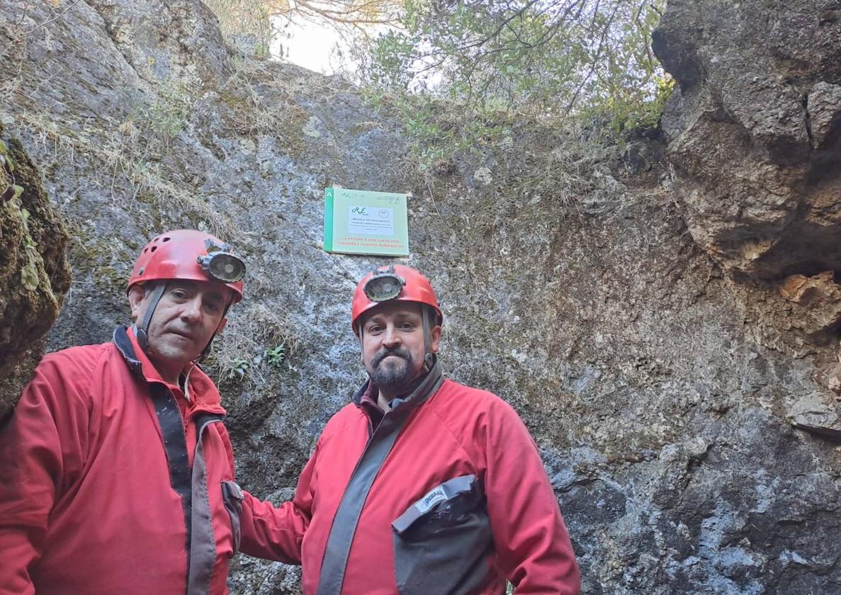 Miembros del grupo durante la visita a la cueva.