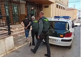 Momento de la detención del joven por parte de la Guardia Civil, en Alcalá la Real.