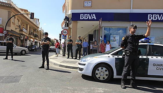 Operación de la Guardia Civil en La Zubia, anterior a la detención de este atracador.