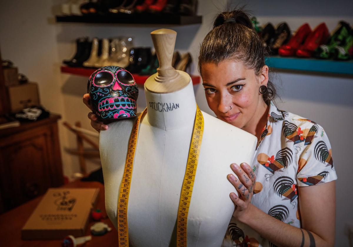 Carmencita Calavera, junto a uno de sus maniquíes en el taller de costura de su casa.