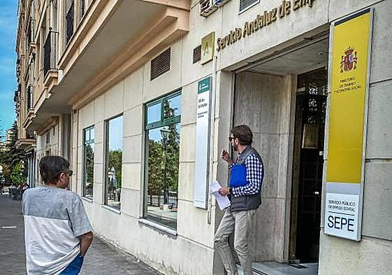 Una oficina de los servicios públicos de empleo en Granada.