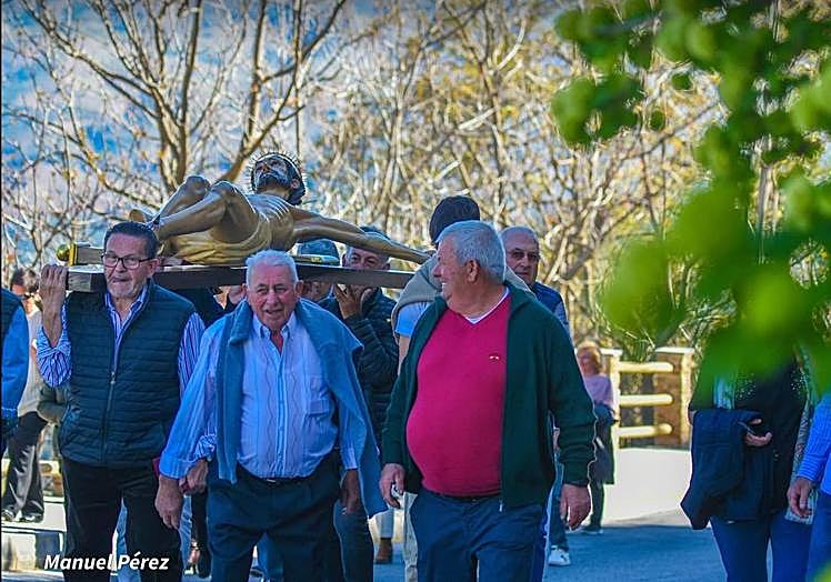 Fernando, a la izquierda, llevando al Cristo de la Misericordia en Béchules el pasado Viernes Santo.