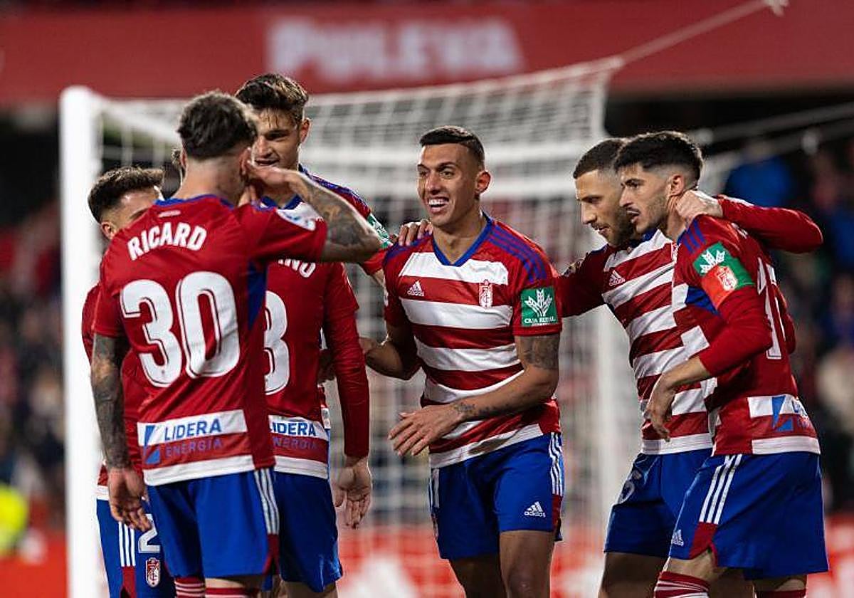 Los jugadores celebran un gol en Los Cármenes.