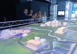 Jorge Jiménez, delegado de Redeia en Andalucía, explica el mapa sobre el que se ve cómo funciona el sistema eléctrico.