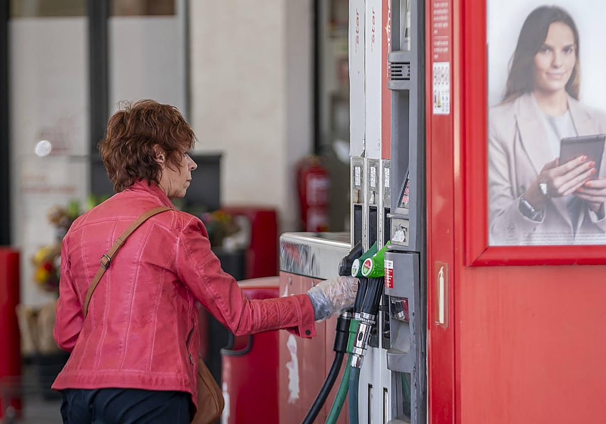 Cepsa lanza una nueva tarjeta para ahorrar en gasolina.
